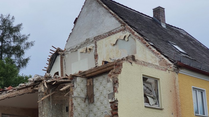 Rechtsstreit in Harlaching: Abriss mit Folgen: Nun leben die Nachbarn seit Monaten mit einem Loch in der Wand.