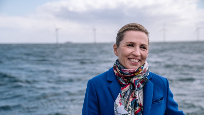 Energieversorgung in der EU: Die dänische Premierministerin Mette Frederiksen vor einem Windpark im Öresund an der Grenze zu Schweden.
