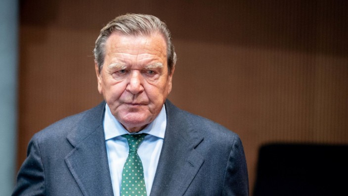 Altkanzler Gerhard Schröder wird von vielen in der SPD als Parteimitglied für nicht mehr tragbar gehalten.