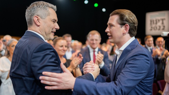 Österreich-Kolumne: Österreichs Bundeskanzler Karl Nehammer mit seinem Vorgänger Sebastian Kurz beim ÖVP-Parteitag im Mai 2022.
