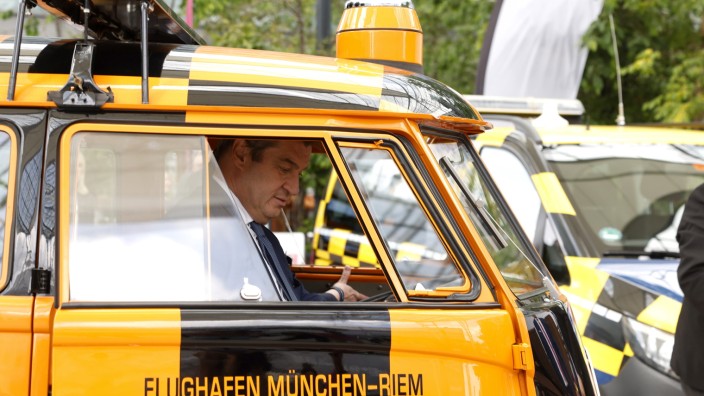 30 Jahre Münchner Airport: Markus Söder kommt mit einem alten Fahrzeug vom Flughafen Riem zum Geburstagsfest.