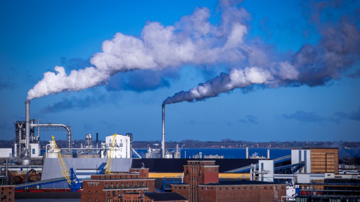 Treibhausgas-Emissionen 2022: Die deutsche Industrie - hier holzverarbeitende Betriebe am Seehafen Wismar im Januar 2022 - hat im vergangenen Jahr deutlich weniger Treibhausgas-Emissionen verursacht.