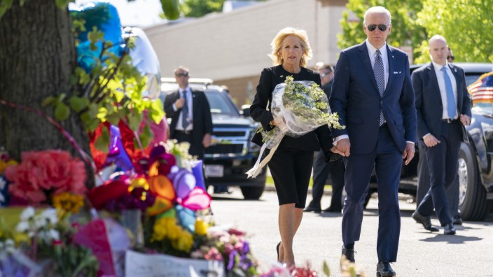 USA: Joe und Jill Biden legen im Andenken an die Opfer Blumen nieder.