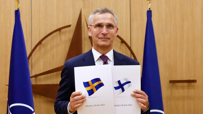 Nato-Norderweiterung: Nato-Generalsekretär Jens Stoltenberg posiert in Brüssel mit den Aufnahmeanträgen aus Schweden und Finnland.