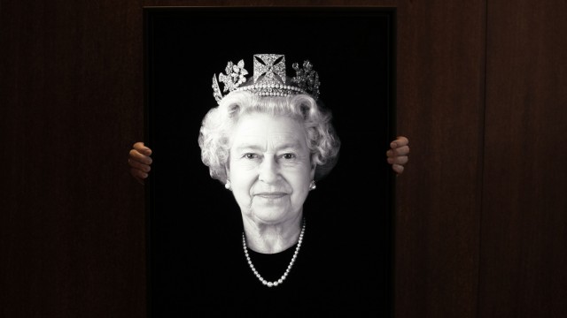 Castello di Windsor: il fotografo Rob Munday ha interpretato nuovamente Elisabetta II per il 70° anniversario della regina sul trono.  Il fatto che sorrida così maliziosamente nello scatto è merito della sua assistente Angela Kelly, che ha fatto una battuta durante le riprese.