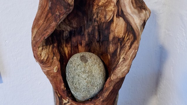 Ausstellung im nördlichen Landkreis: Ein Plätzchen für den Stein schafft Stefan Pillokat aus Markt Schwaben.