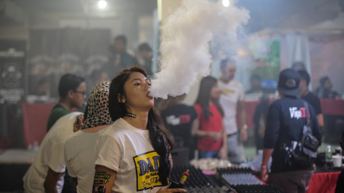 Gesundheit: E-Zigaretten sind auch Lifestyle-Produkte. Model auf einer Messe für Dampfgeräte in Malaysia.