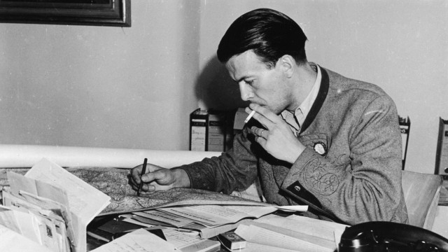 Henri Nannen: Henri Nannen in den 1940ern als Chefredakteur der "Abendpost" in Hannover.