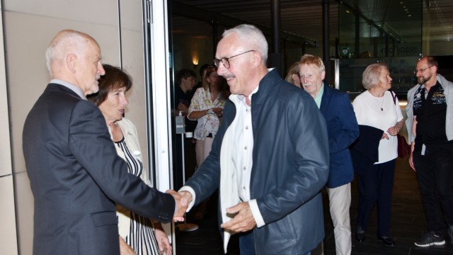 Feier im Stadtsaal des Veranstaltungsforums: Oberbürgermeister Erich Raff und seine Frau Elke begrüßen die geladenen Gäste im Stadtsaal Fürstenfeld.