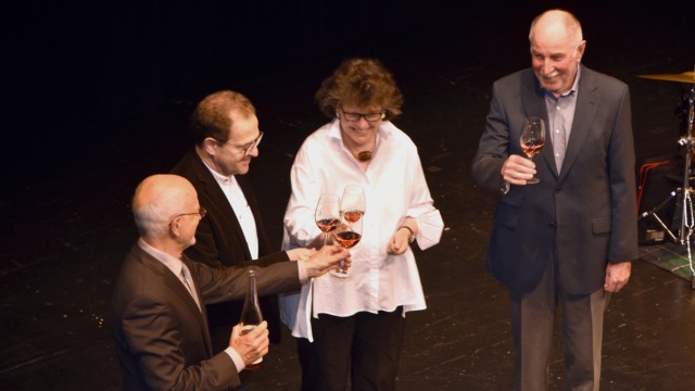 Feier im Stadtsaal des Veranstaltungsforums: Der erste Brucker Stadtwein wird verkostet (von links): Erich Raff, Christian Stangl, Birgitta Klemenz und Winzer Willi Wieland.