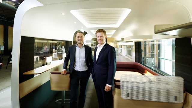 Deutsche Bahn: Michael Peterson (links), Vorstandsvorsitzender der DB Fernverkehr AG, und Richard Lutz stehen im Modell eines Bordbistro, das künftig mit Sitzecken und Barelementen mit Barhockern aufwartet.