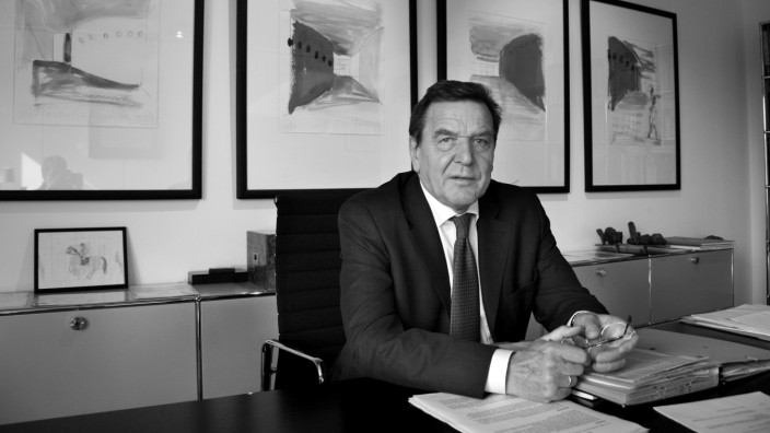Gerhard Schröder: Damals schon nicht mehr im Amt, aber noch in Würden: Gerhard Schröder im September 2008 in seinem Berliner Büro.