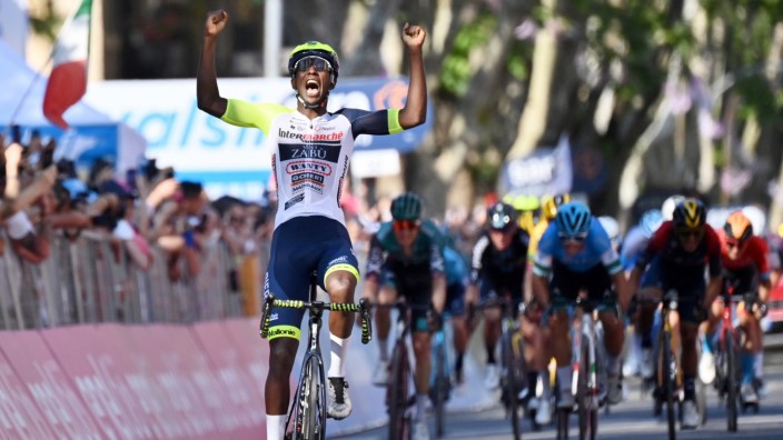 Radsport: Der souveräne Teil des Sieges: Biniam Girmay aus Eritrea distanziert beim Giro d'Italia die prominente Konkurrenz.
