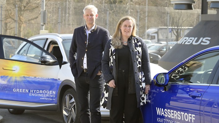 Energiewende: Tobias Brunner und Christiane Heyer fahren beide natürlich Autos mit Brennstoffzelle, auf denen sie auch gleich Werbung für den Antrieb machen.