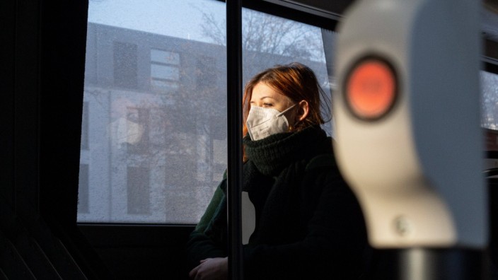 Corona-Pandemie: Die Maskenpflicht im öffentlichen Nahverkehr soll auch über den Sommer bleiben, wenn es nach Gesundheitsminister Klaus Holetschek geht.