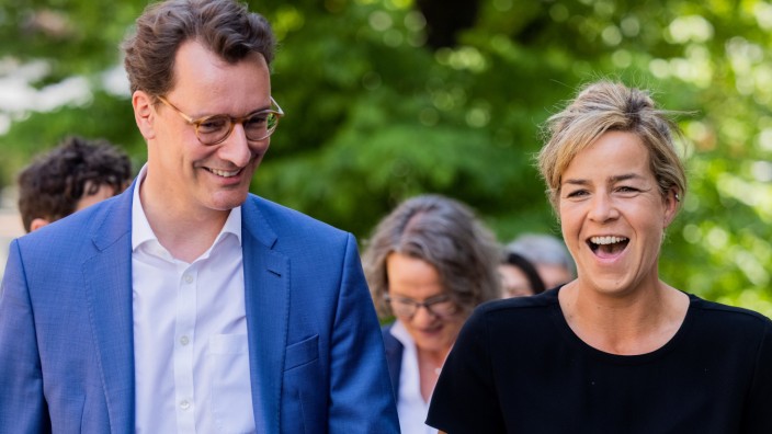 Nordrhein-Westfalen: Wird das die neue Regierungskoalition? Hendrik Wüst (CDU), Ministerpräsident von Nordrhein-Westfalen, und Mona Neubaur, Spitzenkandidatin und Landesvorsitzende der NRW-Grünen.