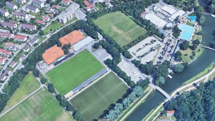 Fürstenfeldbruck: Das Gelände des Sportclubs Fürstenfeldbruck an der Klosterstraße verfügt über einen Hauptplatz mit zwei Tribünen (links) mit einem Fassungsvermögen von 4800 Zuschauern.