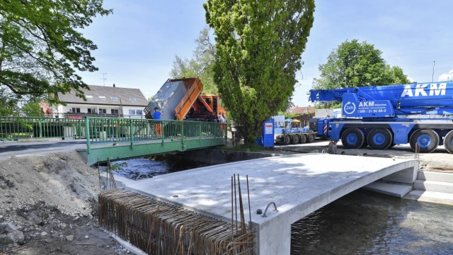 Freizeit: Am Dienstag wurde der Betonunterbau für die künftige Mühlbachbrücke angeliefert. Beim Töpfermarkt ist aber noch die Behelfsbrücke (hinten) im Einsatz.