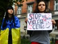 Junge Frauen werfen Russland vor der russischen Botschaft im polnischen Krakau Vergewaltigungen in der Ukraine vor.