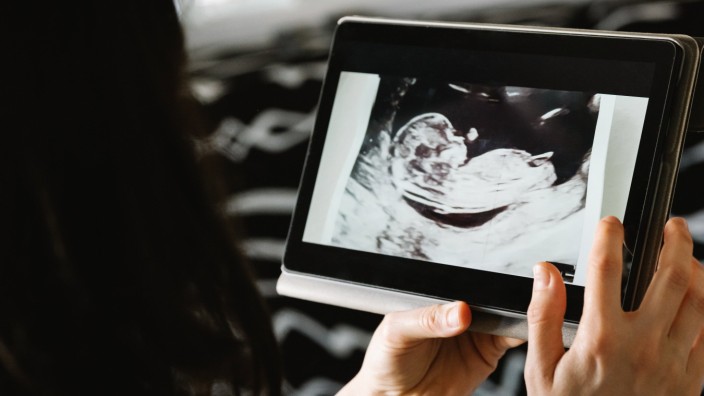 Fehlgeburt: Auch wenn das Ultraschallbild noch einen Embryo zeigt, stellen sich viele werdende Eltern schon längst ihr späteres Leben mit dem Kind vor.