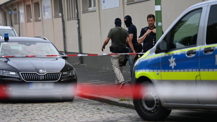 Bremerhaven: Einsatzkräfte der Polizei vor dem Lloyd-Gymnasium in der Innenstadt von Bremerhaven.