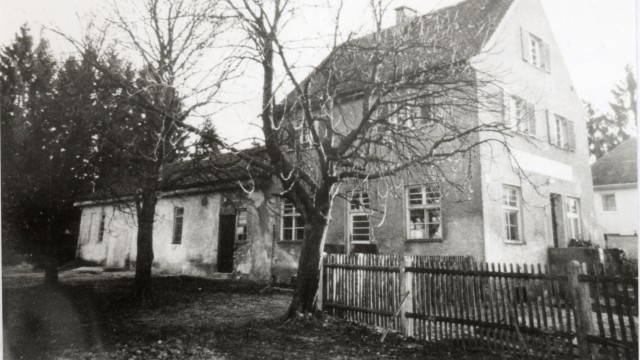 Stadtteilhistorie: Die Gaststätte "Kuchelbauer" an der Togostraße 46 und 48. 1993 wurde das Haus abgerissen.
