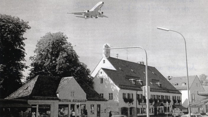 Stadtteilhistorie: Als der Riemer Flughafen noch in Betrieb war, flogen häufig Flugzeuge über Trudering. Das Bild stammt aus den 1980er-Jahren.