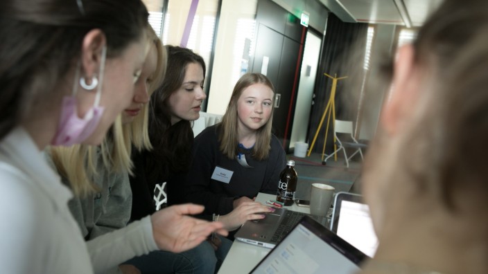 Künstliche Intelligenz in der Schule: "Echt interessant gestaltet" finden diese Schülerinnen den KI-Workshop bei Google, bei dem sie auch selbst viel am Laptop ausprobieren können.