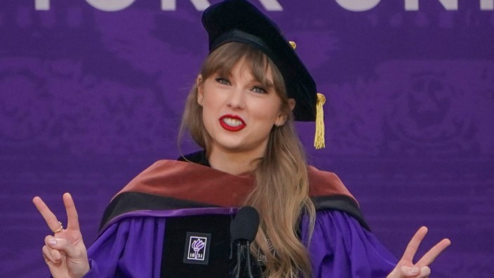Leute: Taylor Swift spricht während einer Abschlussfeier der New York University im Yankee Stadium.