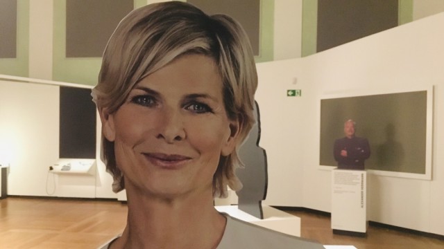 Landesausstellung in Ansbach: ZDF-Moderatorin Barbara Hahlweg, in der Landesausstellung als lebensgroße Figur präsent, ist überzeugt davon, dass sich eine Kontaktaufnahme zu fränkischen Bewohnern lohnt.