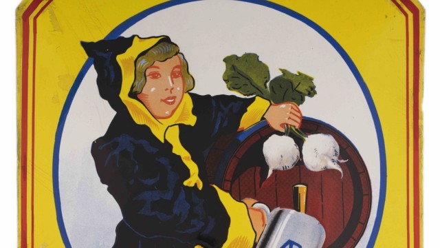 Landesausstellung in Ansbach: Das Reklameschild aus Emaille der Bayerischen Bierbrauerei AG Lichtenfels (Oberfranken) aus den 1920er-Jahren ziert ausgerechnet das Münchner Kindl.
