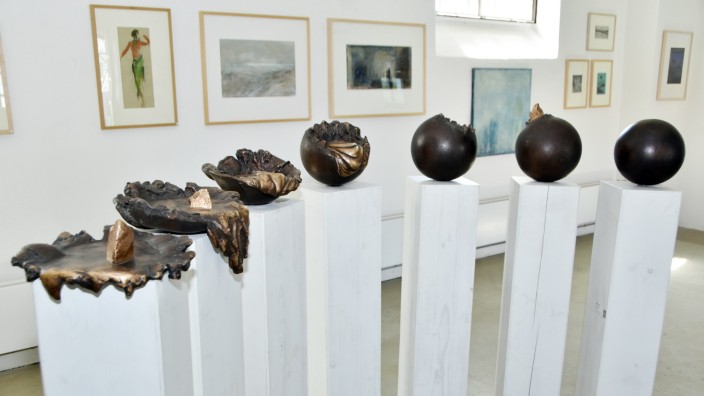 Ausstellung: Apokalypse 1 bis 7 nennt Helga Coning ihre Bronzeskulpturen, in denen eine Massive Kugel langsam zerbricht und schmilzt.