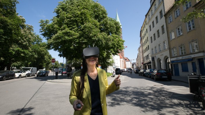 Stadtentwicklung: Spaß beim Ausprobieren: Stadtbaurätin Elisabeth Merk mit VR-Brille an der Kreuzung Herzog-Wilhelm-Straße/Kreuzstraße.