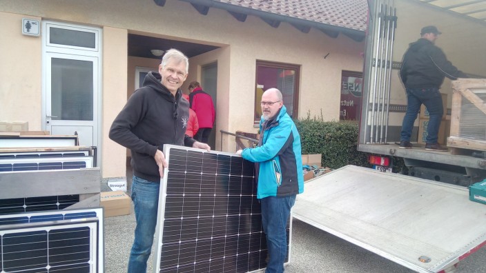 Erneuerbare Energie: Organisator Markus Droth (links) übergibt ein Solarmodul an Michael Bär aus Fürstenfeldbruck.