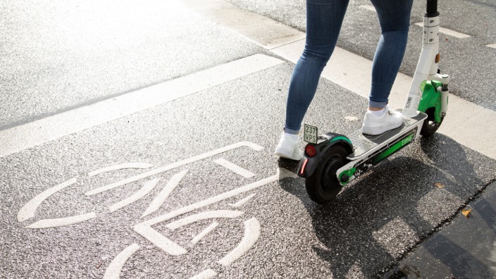 Neubiberg: Wer mit dem E-Scooter unterwegs ist, sollte wissen wo sein Platz auf der Straße ist - und wo nicht.