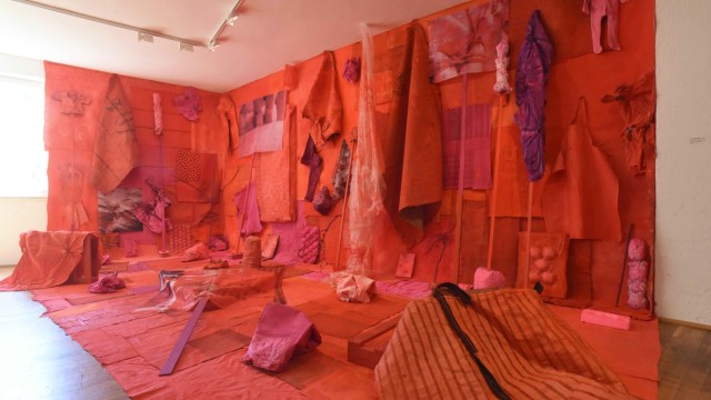 Ausstellung in Dachau: Das "begehbare Bild" von Toni Wirthmüller besteht aus mehreren Schichten von Textilien.