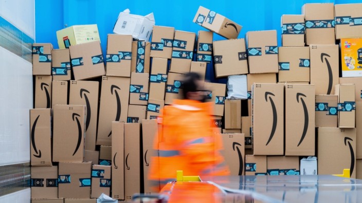 Online-Shopping: In einem Lkw in einem Logistikzentrum des Versandhändlers Amazon stapeln sich Pakete.