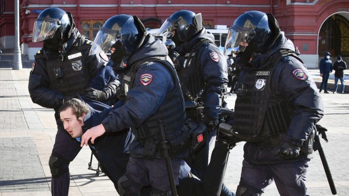 Russland: Mit aller Macht: Polizisten schleppen einen Mann weg, der in Moskau auf dem Manege-Platz im März gegen den Krieg gegen die Ukraine demonstriert hatte.