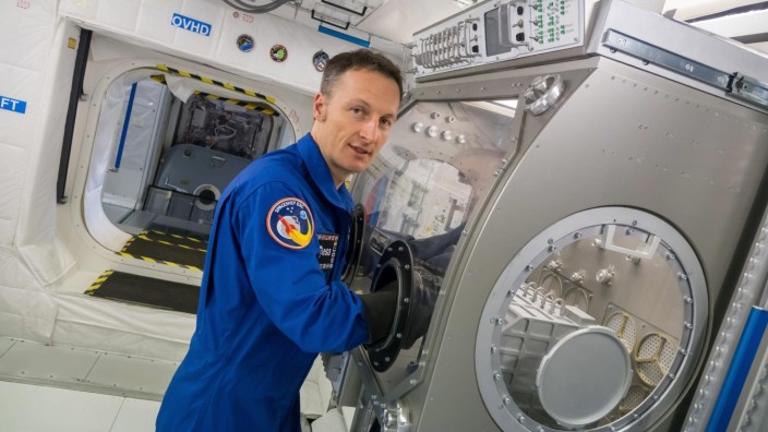 Gräfelfing: Der deutsche Astronaut Matthias Maurer bei seiner Forschungsarbeit in der internationalen Raumstation.