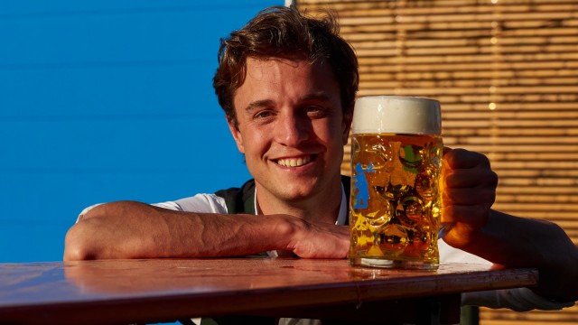 Brauerei aus Grafing: Gregor Schlederer mit einer Mass Festbier.