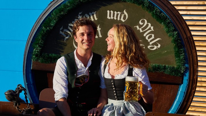 Brauerei aus Grafing: Gregor Schlederer und Elena Köstler zwei Tage vor ihrer Hochzeit auf einer Bierkutsche, bei der es eine Handbremse gibt.