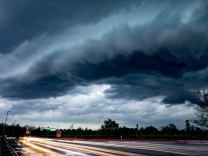 Nordrhein-Westfalen: Unwetter sorgt für Störungen im Bahn- und Flugverkehr, weitere Gewitter angekündigt