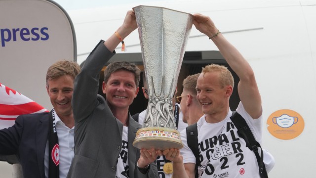 Eintracht Frankfurt: The journey of the Frankfurters begins at the airport, coach Oliver Glasner (left) almost never lets go of the trophy until the arrival at the Römer in Frankfurt.