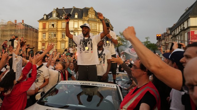 Eintracht Frankfurt: The motorcade takes longer than expected, so there is enough time to celebrate.