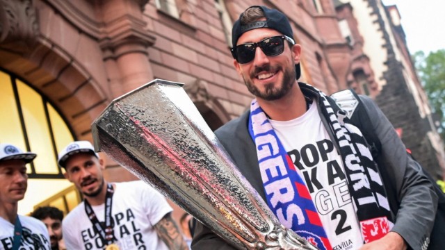 Eintracht Frankfurt: Proven his ability to hold important things in his hands: goalkeeper Kevin Trapp with the trophy in front of Frankfurt City Hall.