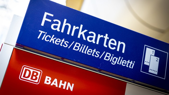 Entlastungspaket: Den Fahrkartenautomaten der Deutschen Bahn kennt man, das neue Neun-Euro-Ticket noch nicht. Jetzt soll es kommen, am Donnerstagabend hat der Bundestag es beschlossen.