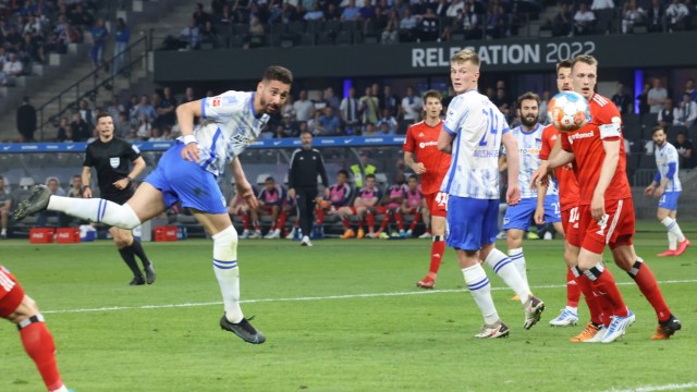 Bundesliga relegation: This was crucial to the Berlin players' performance: Hertha's best sight was an offside goal from Isaac Belvodel (left).