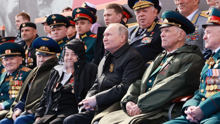 Angriffskrieg gegen die Ukraine: Siegestag: Wladimir Putin am 9. Mai bei der großen Parade auf dem Roten Platz. Gefeiert wurde "nur" der Sieg über NS-Deutschland 1945.