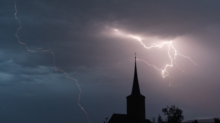 Unwetter: Blitze entladen sich aus einer Gewitterwolke: Der Deutsche Wetterdienst erwartet für Teile von Bayern am Freitag starke Gewitter in den Abendstunden.