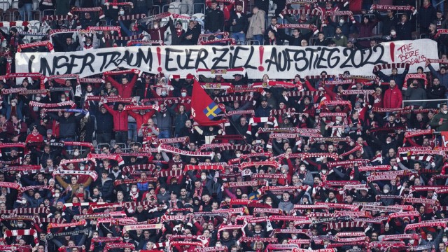 Drittliga-Relegation: Der Traum und das Ziel: Die Fans des 1. FC Kaiserslautern träumen von besseren Zeiten in der zweiten Liga.